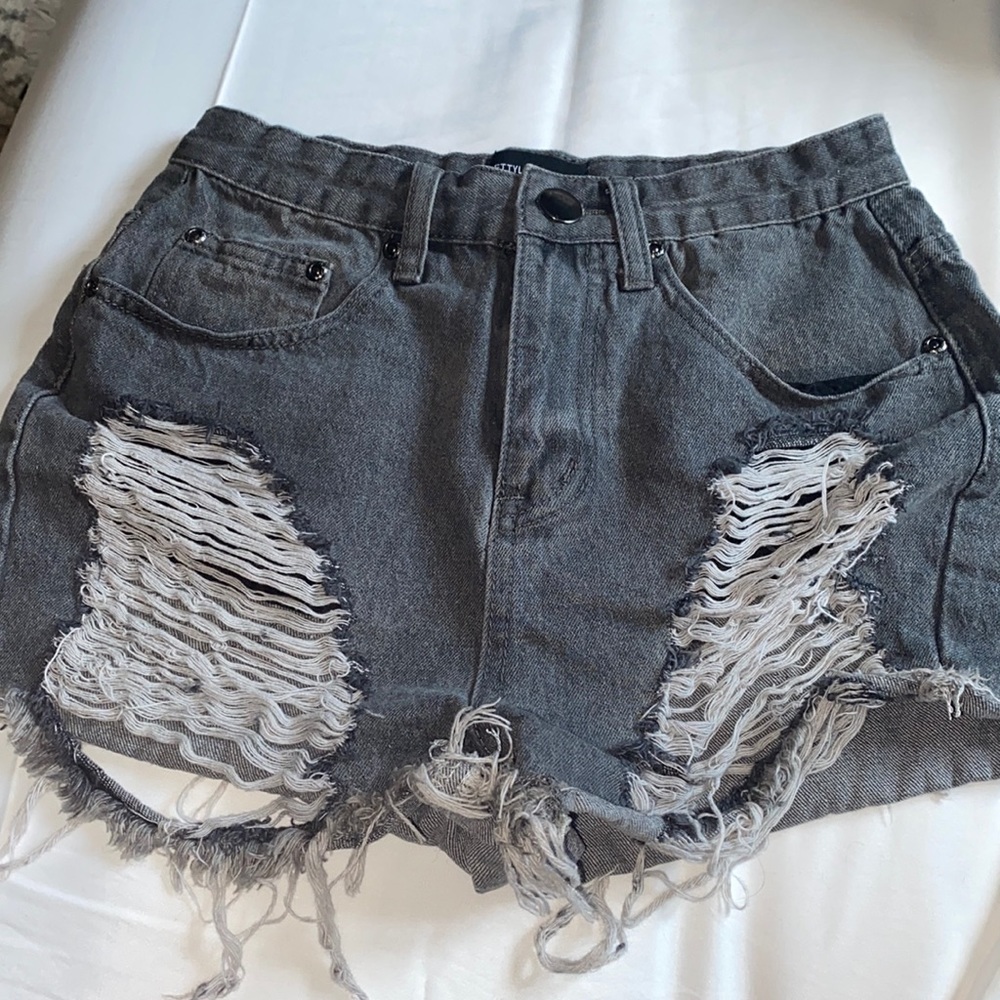 Extreme rip denim mom short